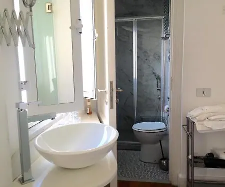לינה וארוחת בוקר Relais Piazza Dei Martiri נאפולי