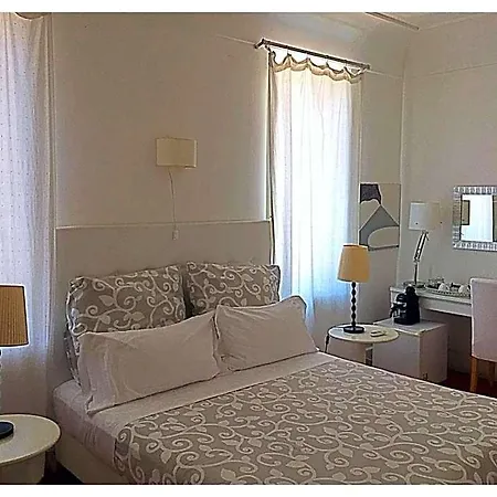 Couette-café Relais Piazza Dei Martiri 4*