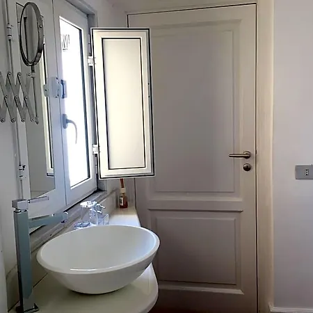 Relais Piazza Dei Martiri Bed & Breakfast 4*