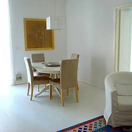 Relais Piazza Dei Martiri Couette-café 4*
