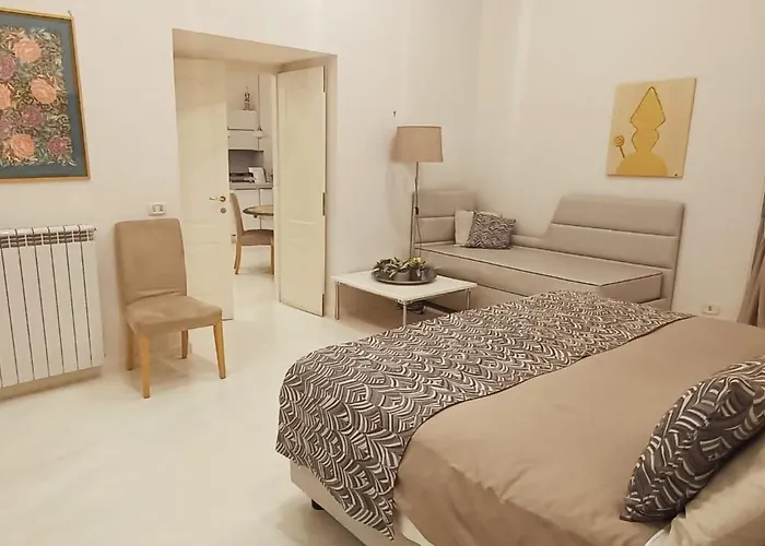 Relais Piazza Dei Martiri 4* נאפולי