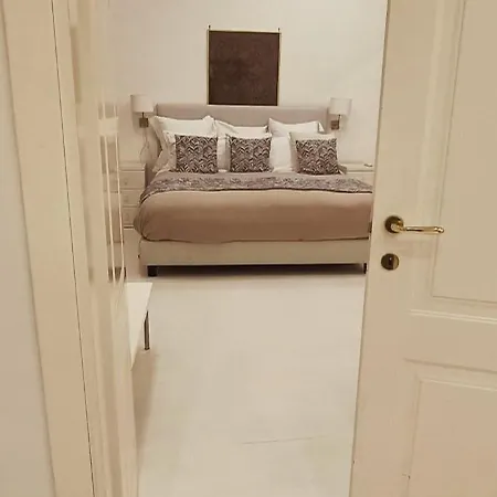 Relais Piazza Dei Martiri Couette-café 4*